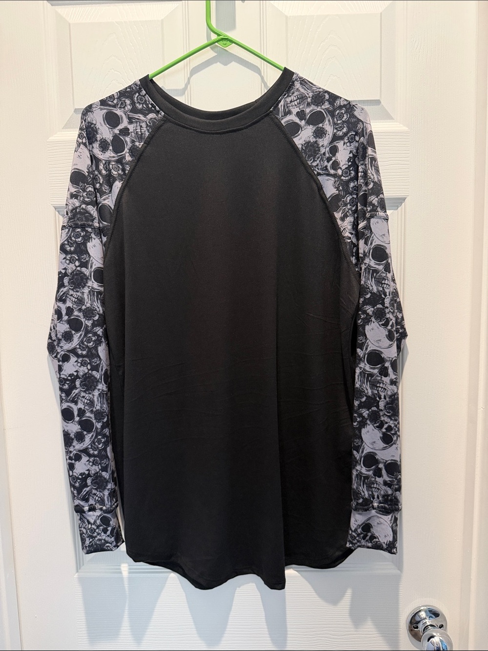 LuLaRoe Unisex Black Long-Sleeve Raglan Skull & flowers Print Sleeves Medium